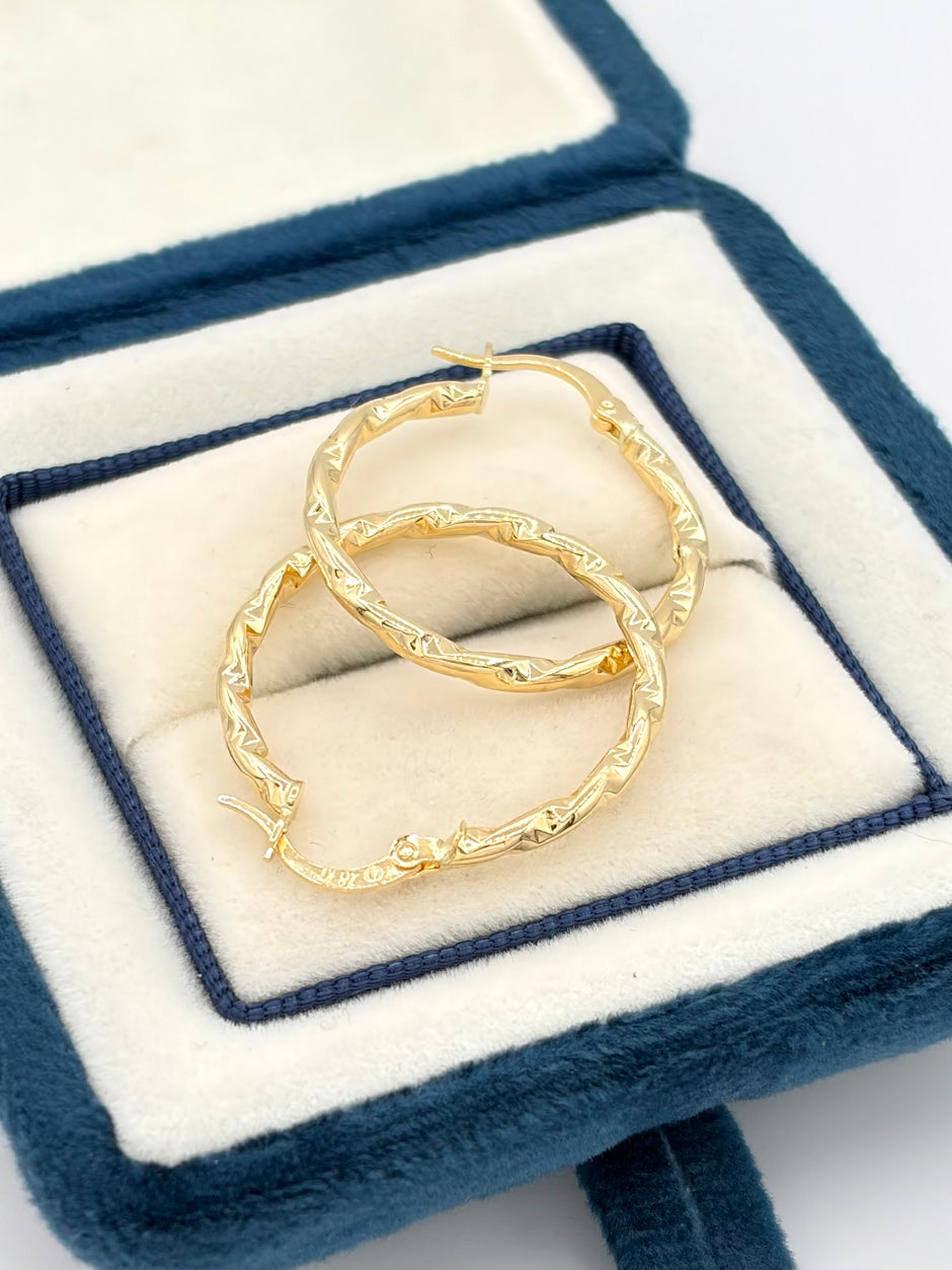 Candonga Cuadradas rayadas  Oro amarillo 18k 1,57 Gr / 1,5 Cm