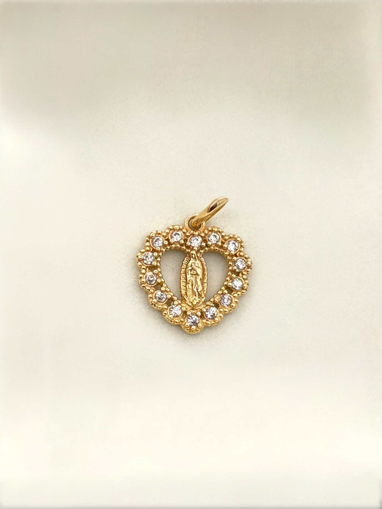 Dije silueta corazon virgen de guadalupe circones blancos Oro amarillo 18k 2,10 Gr / 10,0 mm / 2,3 Cm
