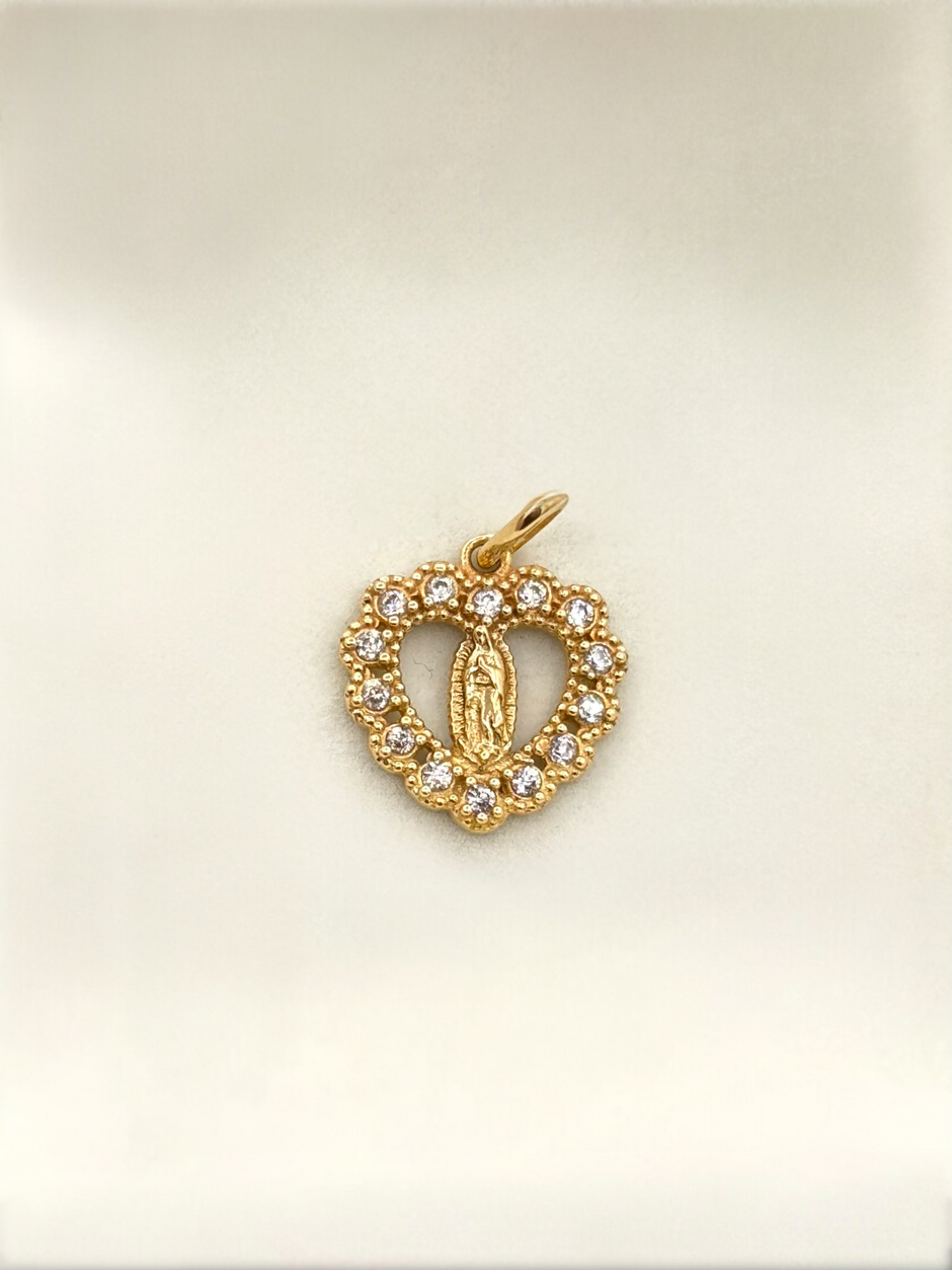 Dije silueta corazon virgen de guadalupe circones blancos Oro amarillo 18k 2,10 Gr / 10,0 mm / 2,3 Cm