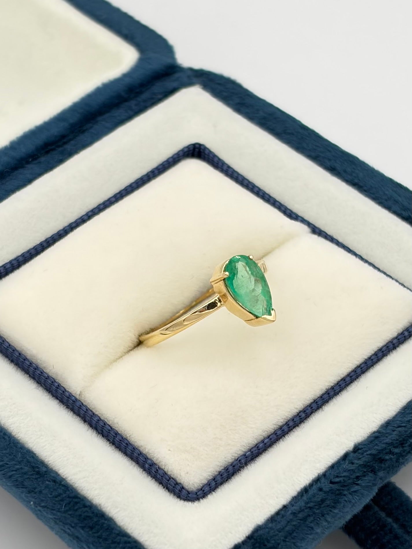 Anillo esmeralda gota  Oro amarillo 18k / Talla 6 / 1,15 Gr