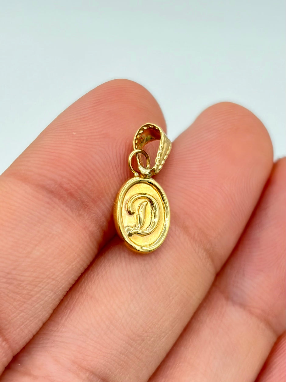 Dije Inicial cursiva D Oro amarillo 18k 0,37 Gr / 7 mm
