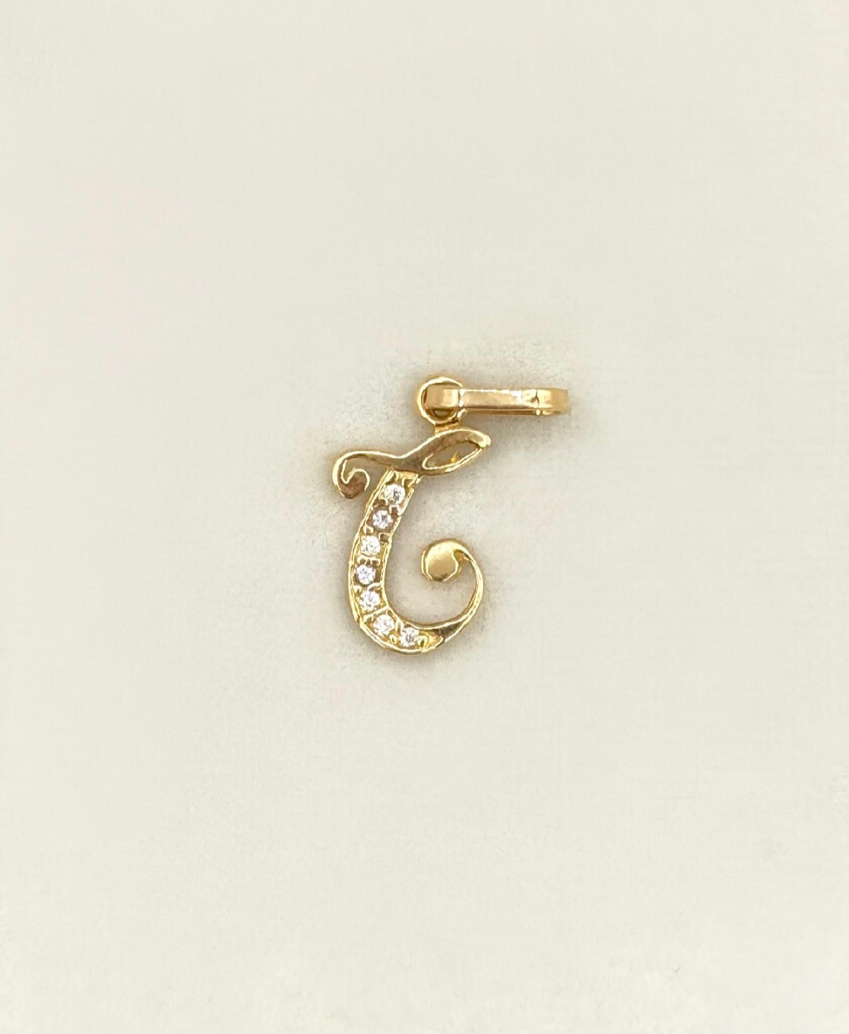 Dije Inicial cursiva G circones blancos Oro amarillo 18k 0,51 Gr / 0,7 mm