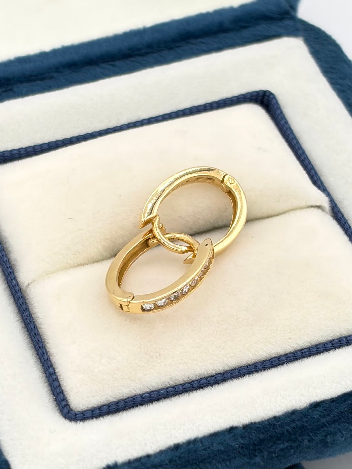 Candonga Ovaladas circones blancos  Oro amarillo 18k 2,17 Gr / 1,1 Cm