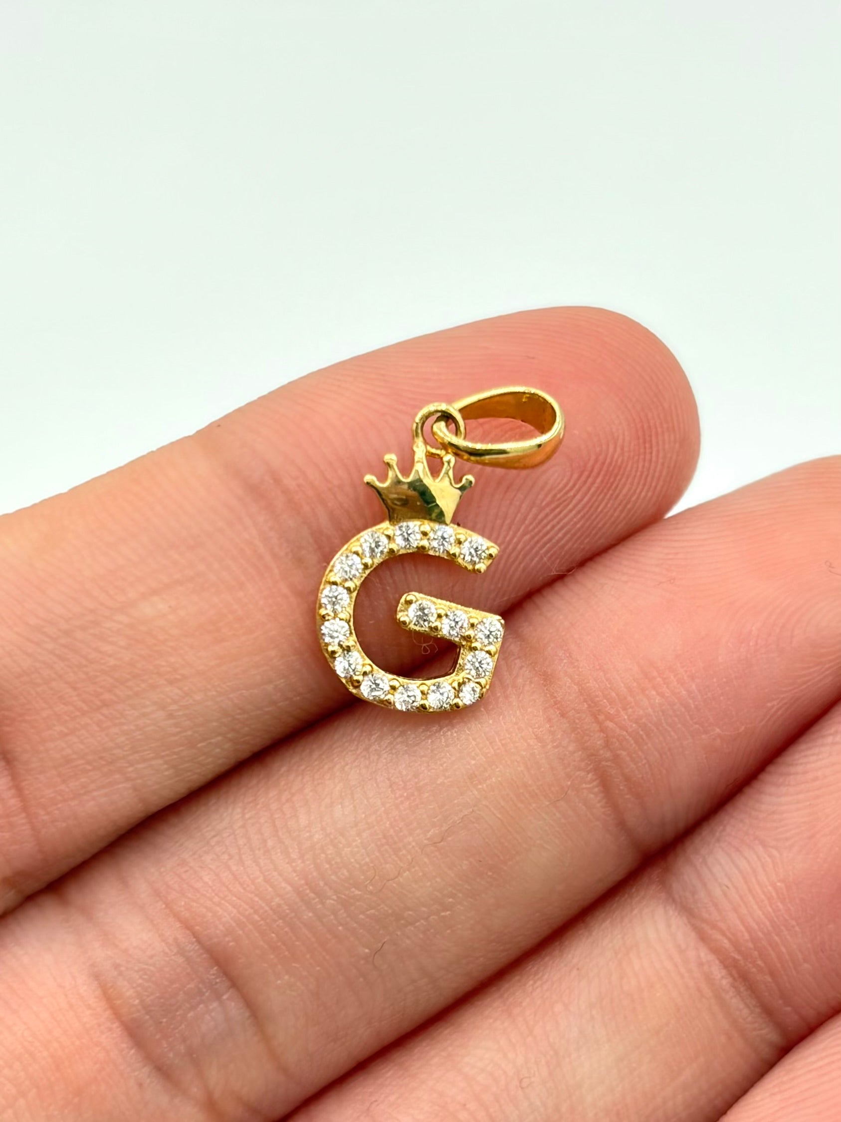 Dije Inicial G circones blancos corona  Oro amarillo 18k 0,97 Gr / 1 Cm
