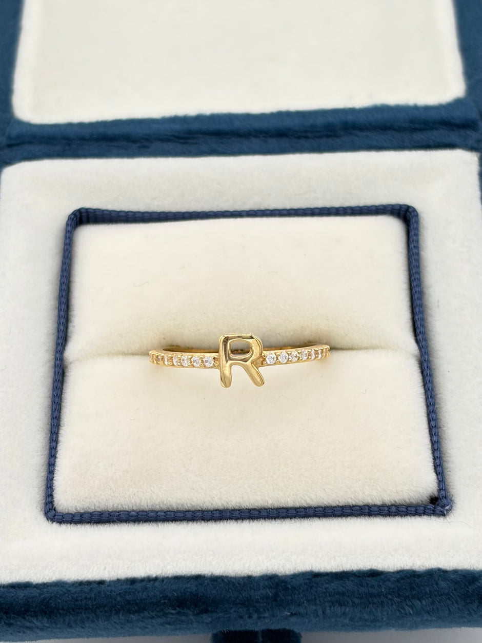 Anillo Inicial R con circones blancos  Oro amarillo 18k / Talla 7/2 / 1,63 Gr