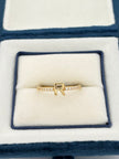 Anillo Inicial R con circones blancos  Oro amarillo 18k / Talla 7/2 / 1,63 Gr