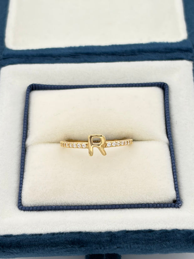 Anillo Inicial R con circones blancos  Oro amarillo 18k / Talla 7/2 / 1,63 Gr
