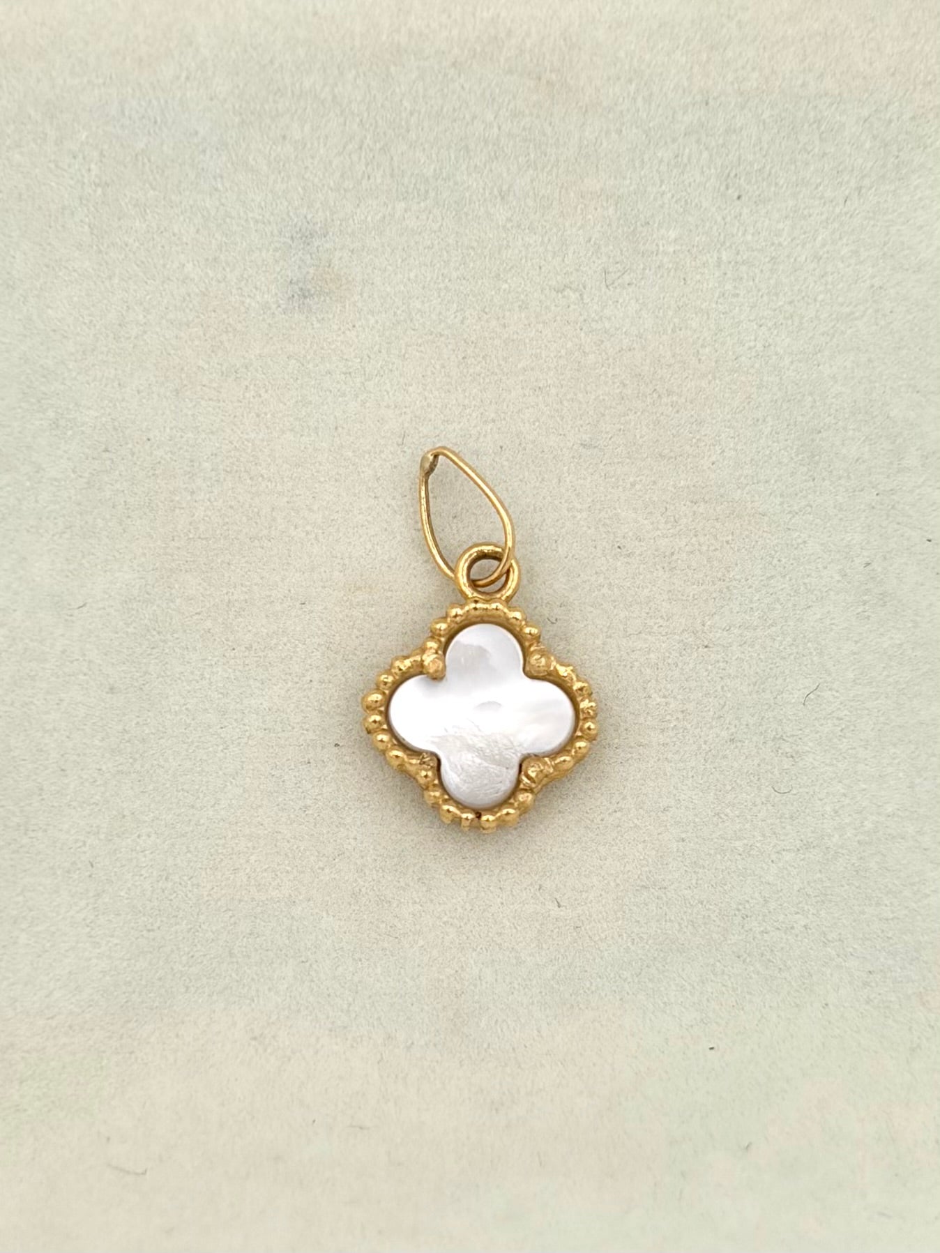 Dije Trebol blanco Oro amarillo 18k 1,08 Gr / 1 Cm