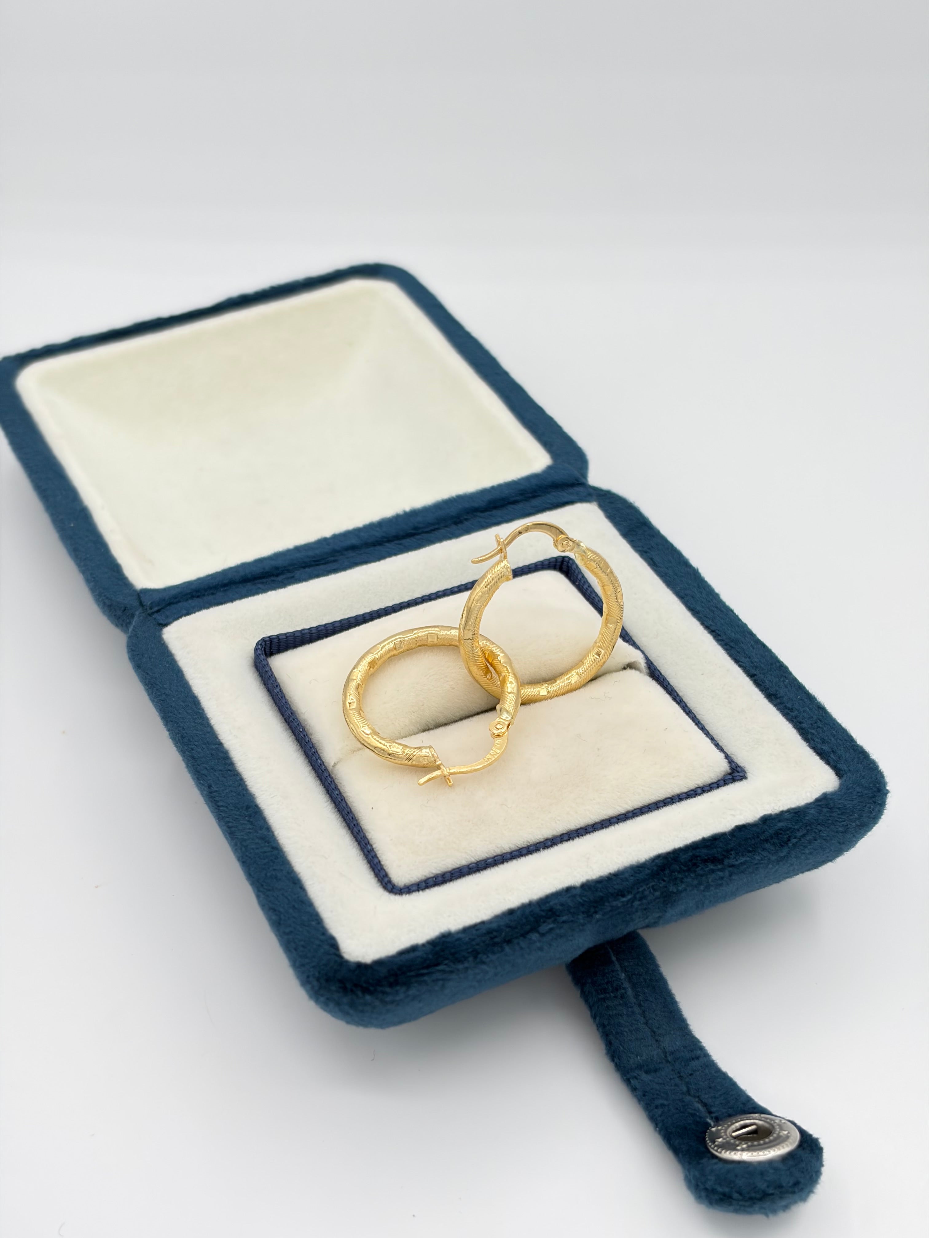 Candonga Semi rayadas con cuadros  Oro amarillo 18k 1,92 Gr / 2 Cm