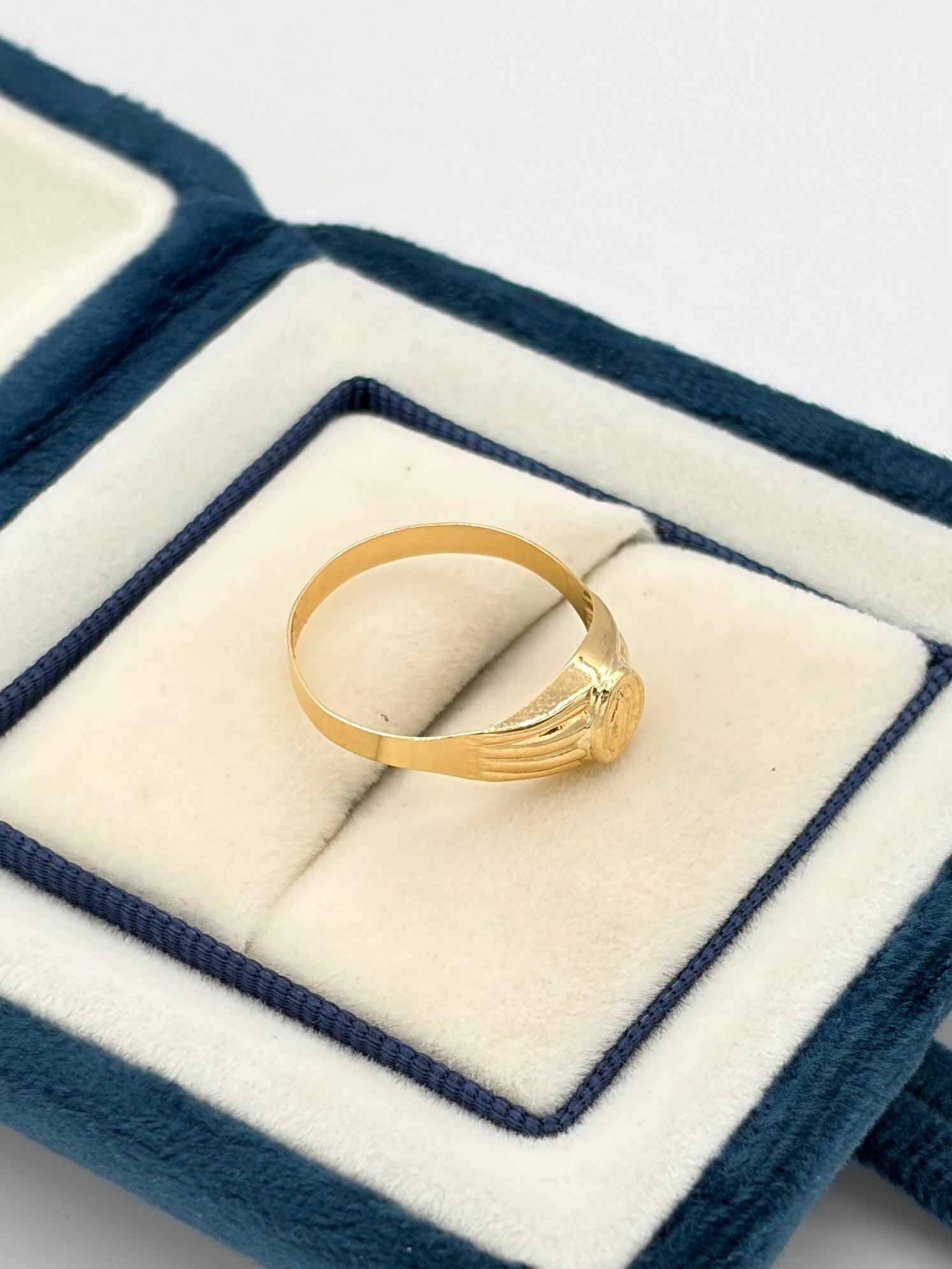 Anillo Troquelado virgen milagrosa Oro amarillo 18k / Talla 7 / 1,06 Gr