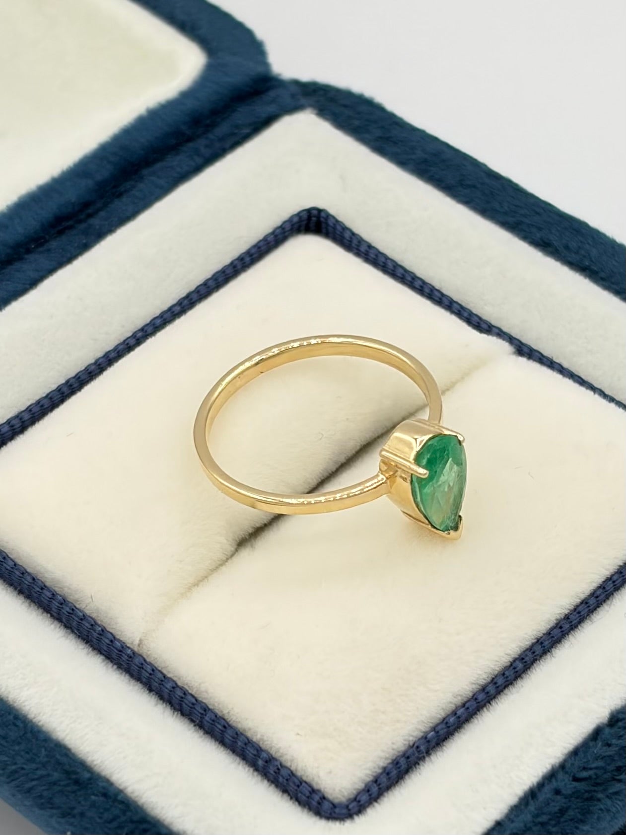 Anillo esmeralda gota  Oro amarillo 18k / Talla 6 / 1,15 Gr