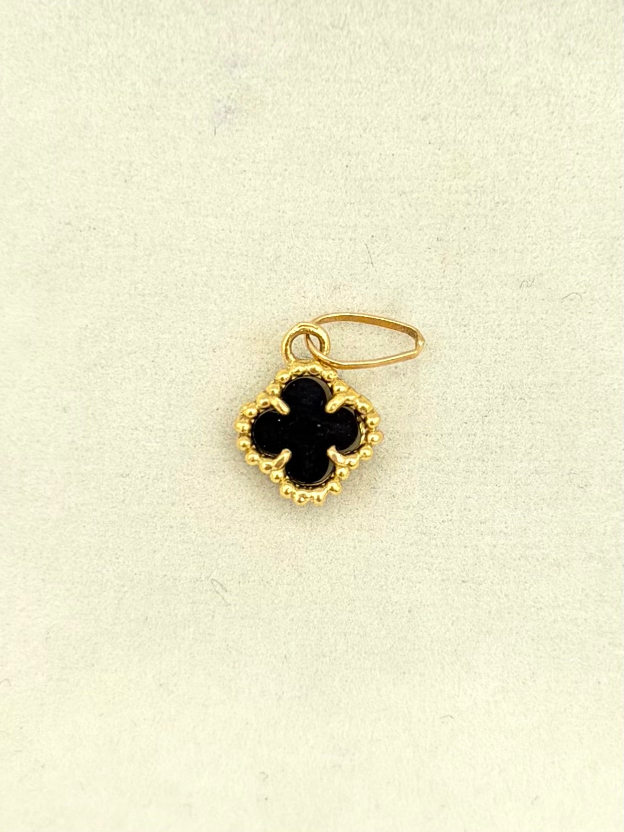 Dije Trebol mini negro Oro amarillo 18k 0,80 Gr / 1 Cm