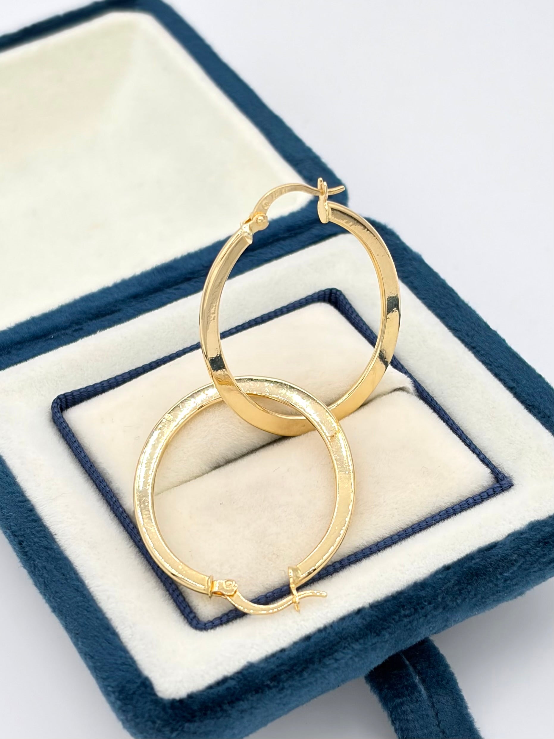 Candonga Ovalada plana lisa  Oro amarillo 18k 2,08 Gr / 2,8 Cm