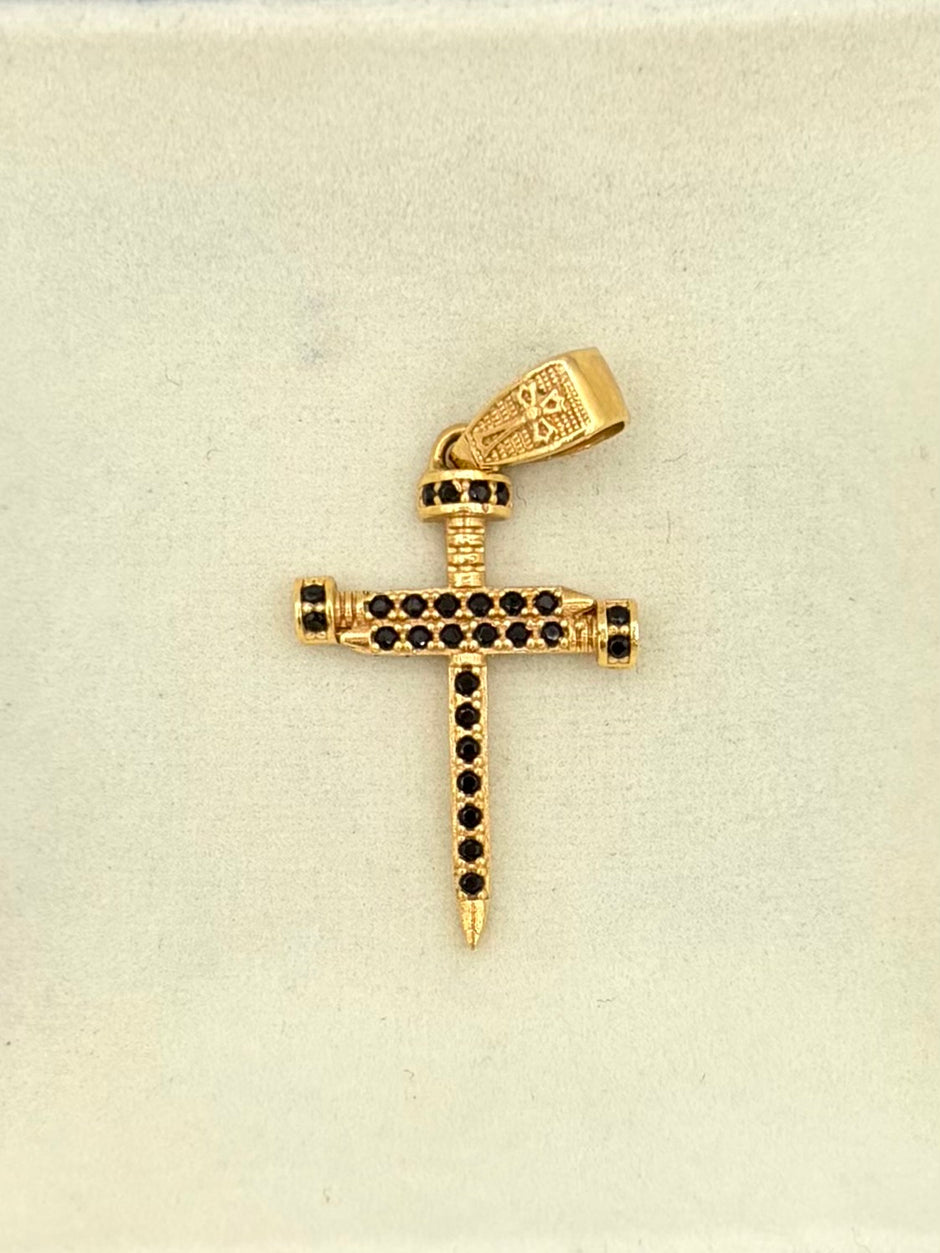 Dije cruz clavo circones negros Oro amarillo 18k 2,64 Gr / 2,5 Cm
