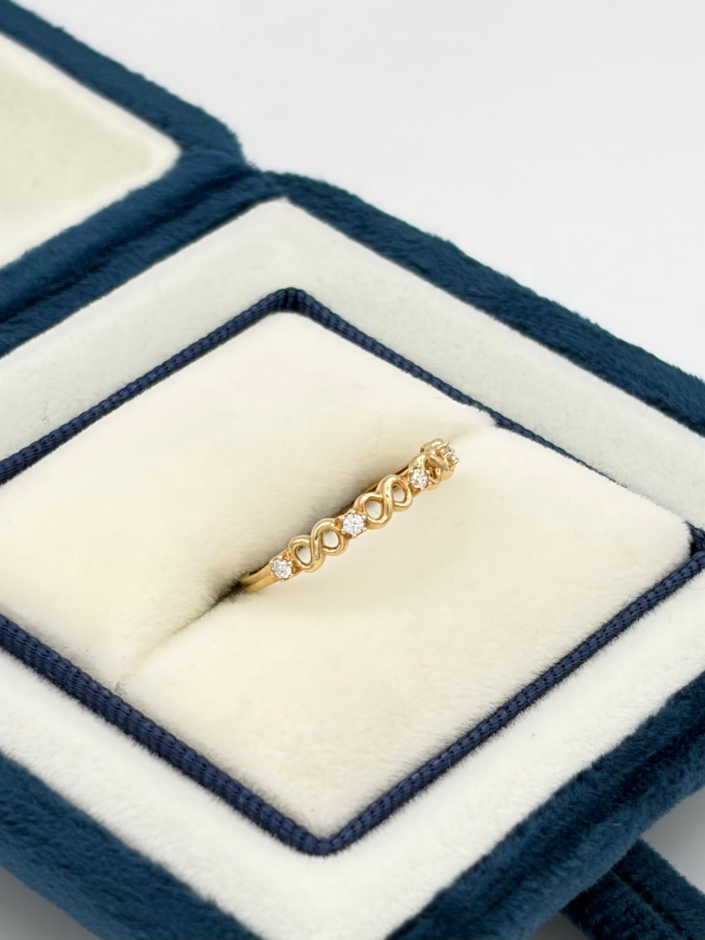 Anillo infinito circones blancos Oro amarillo 18k / Talla 5/2 / 0,85 Gr