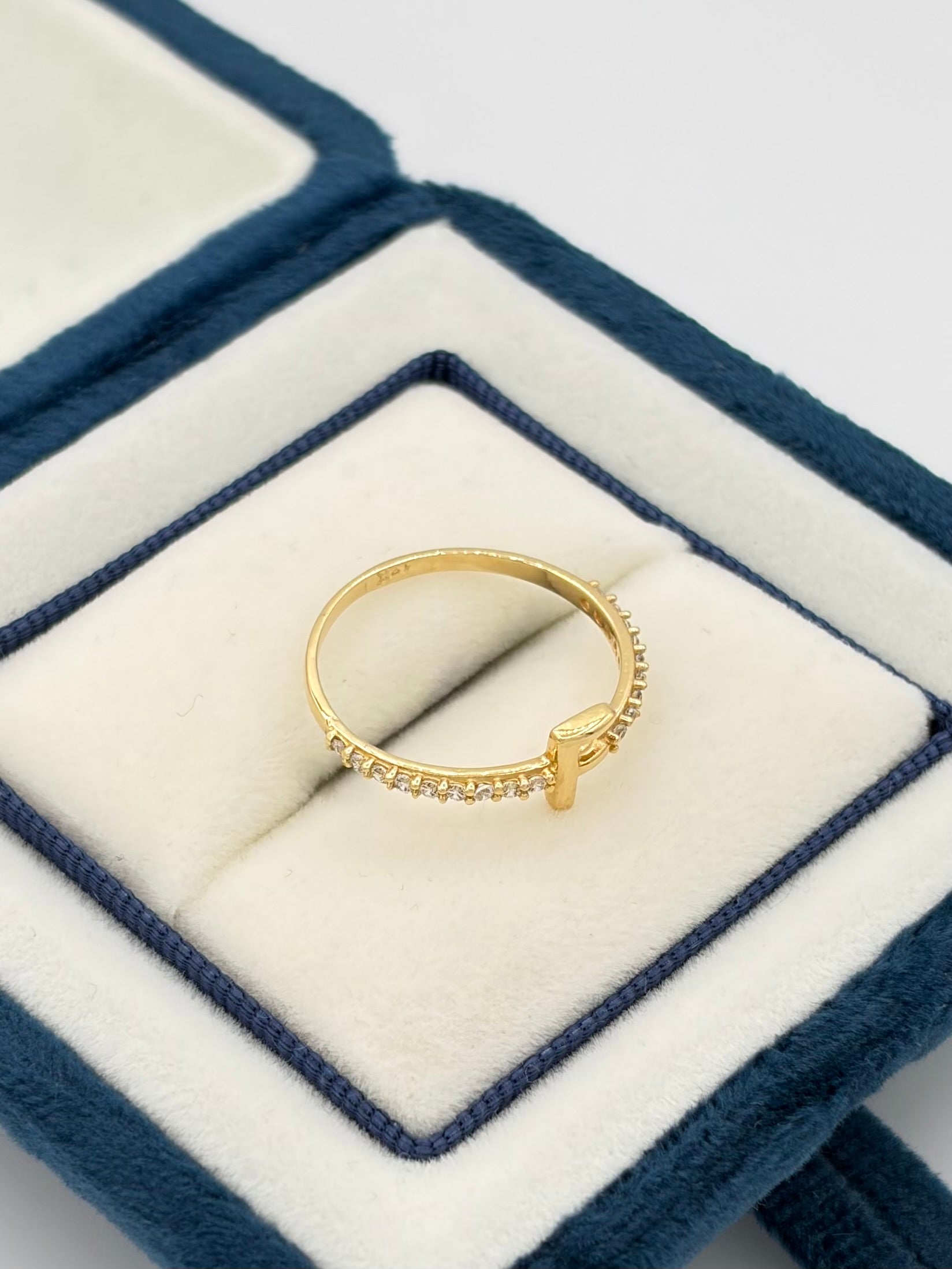Anillo Inicial F con circones blancos  Oro amarillo 18k / Talla 7 / 1,38 Gr