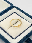 Anillo Inicial F con circones blancos  Oro amarillo 18k / Talla 7 / 1,38 Gr
