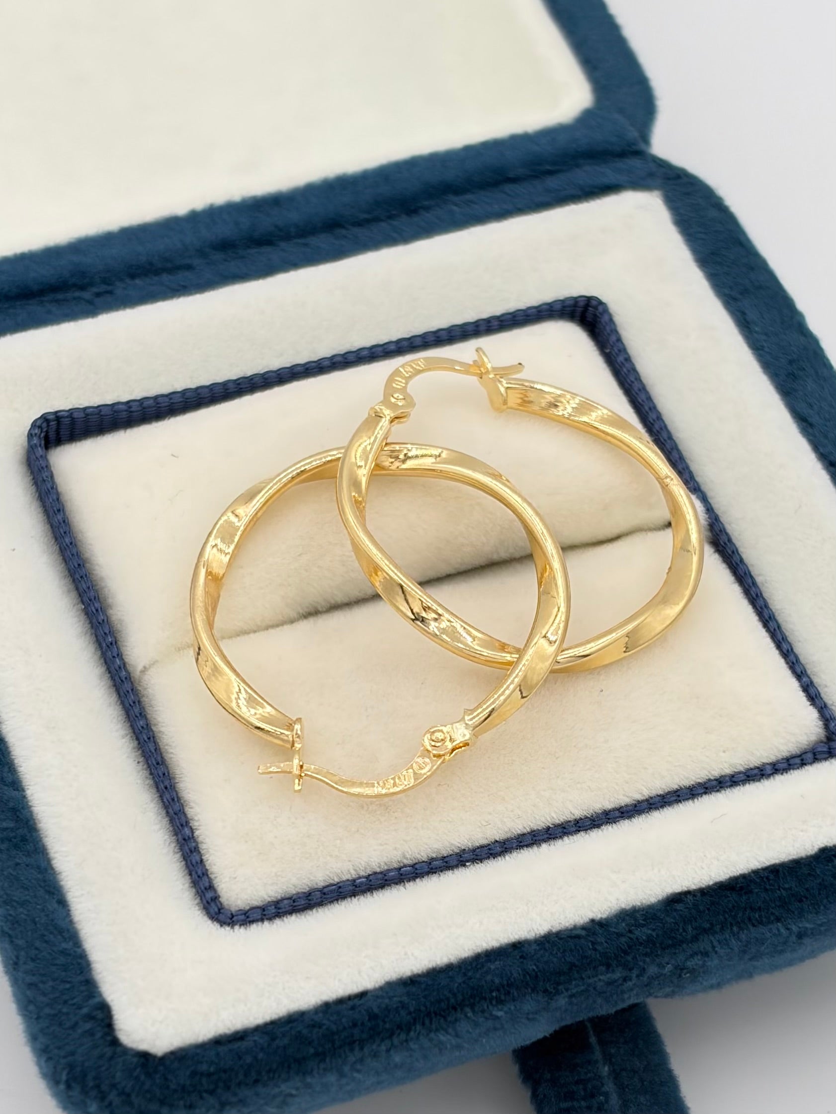 Candonga Punteada entorchada  Oro amarillo 18k 1,67 Gr / 2,5 Cm