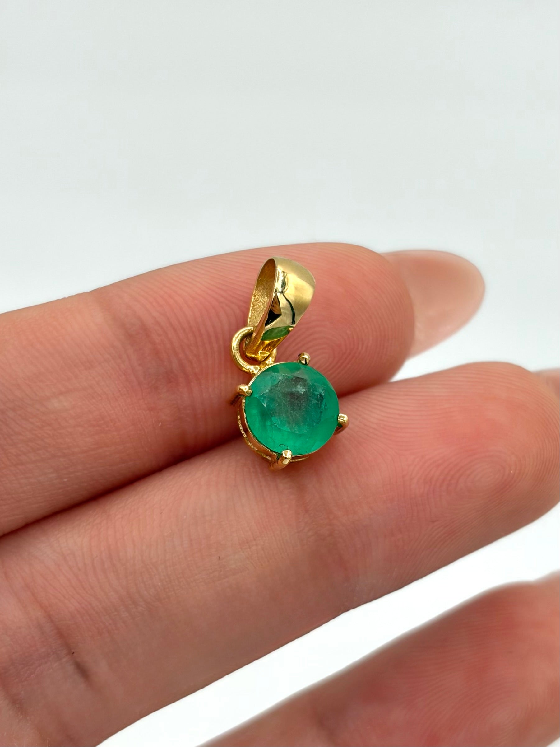 Dije Esmeralda redonda Oro amarillo 18k 1,04 Gr / 7 mm