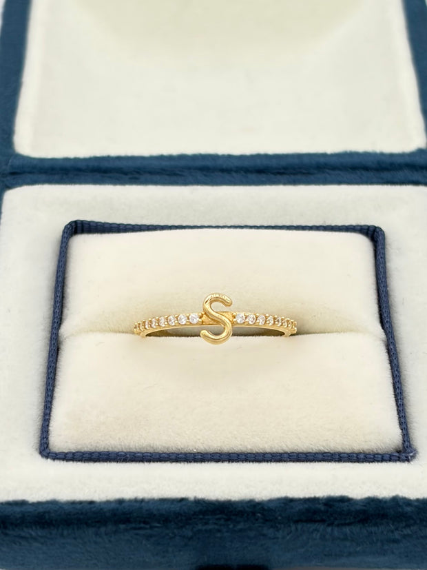 Anillo inicial S con circones blancos  Oro amarillo 18k / Talla 7/2 / 1,57 Gr