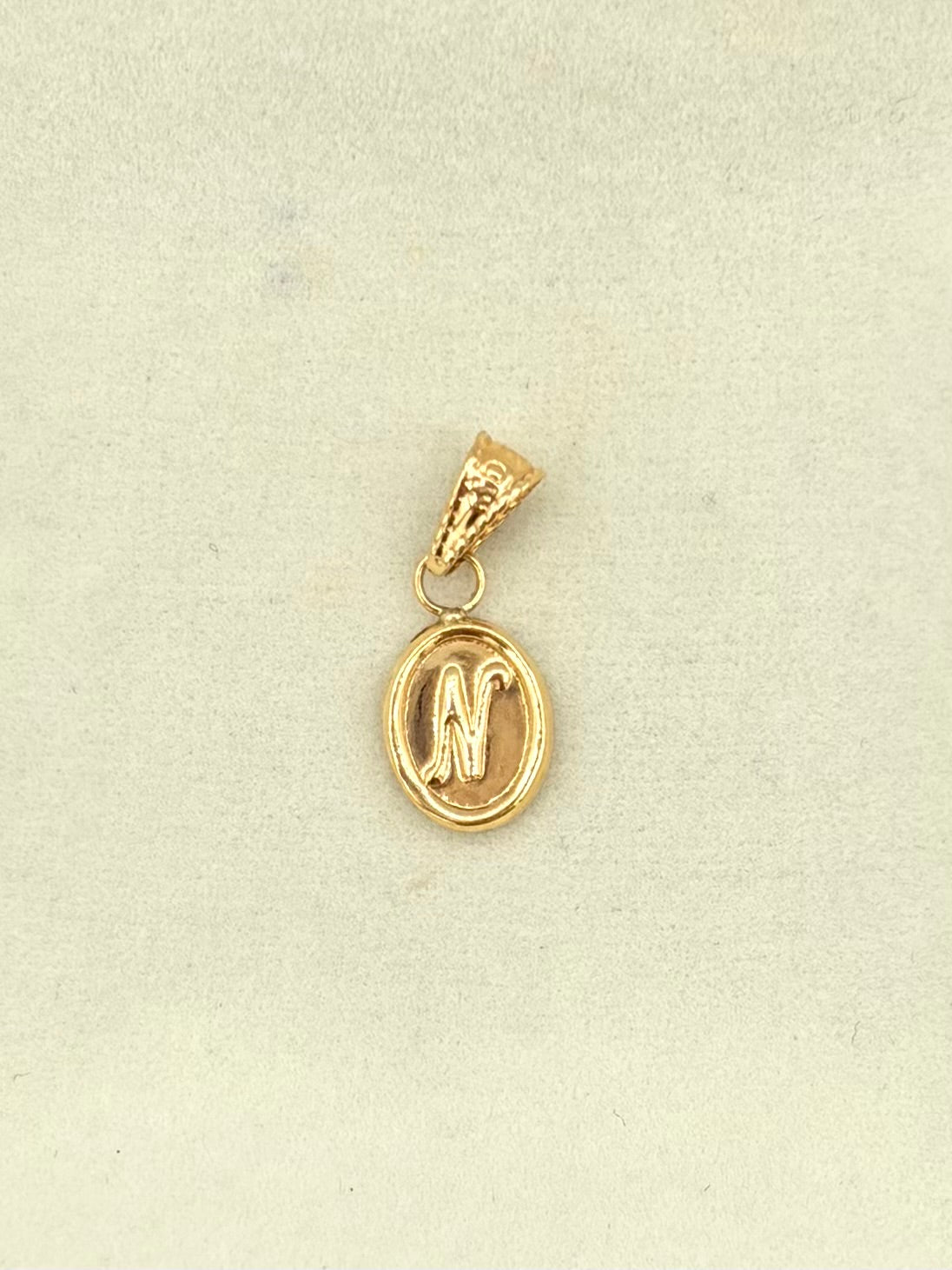 Dije Inicial cursiva N Oro amarillo 18k 0,41 Gr / 0,7 mm