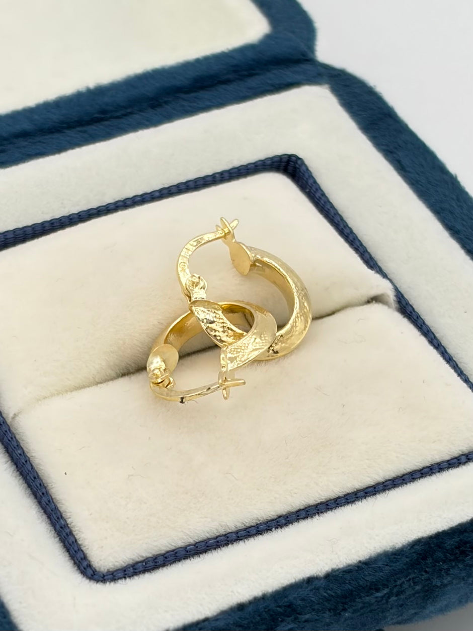 Candonga triangular mini puntitos Oro amarillo 18k 1,17 Gr / 1,3 Cm