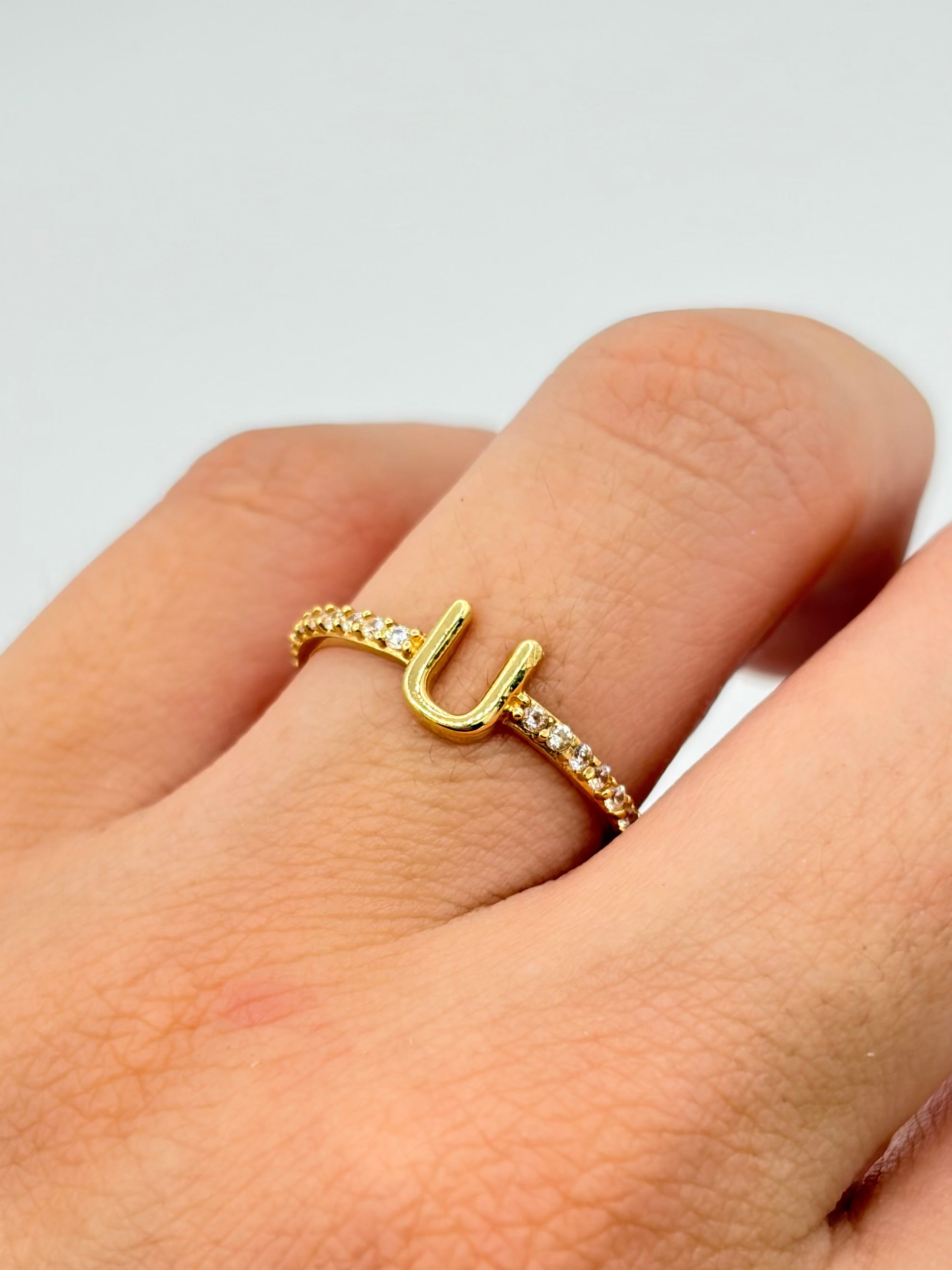 Anillo Inicial U con circones blancos  Oro amarillo 18k / Talla 6/2 / 1,42 Gr