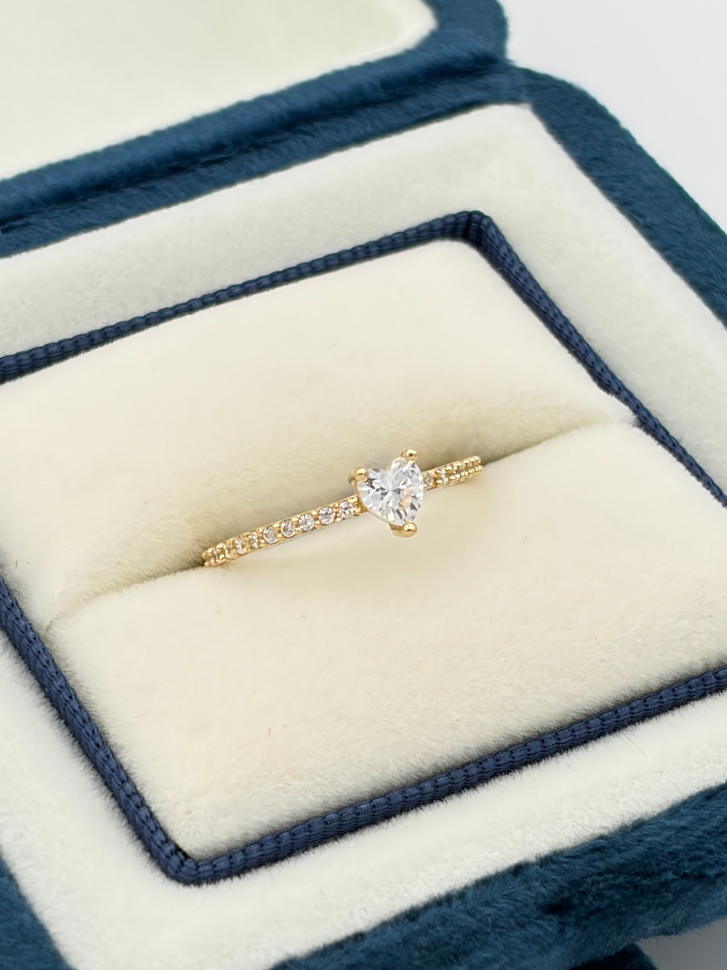 Anillo solitario corazon circones  Oro amarillo 18k / Talla 4/2 / 1,10 Gr