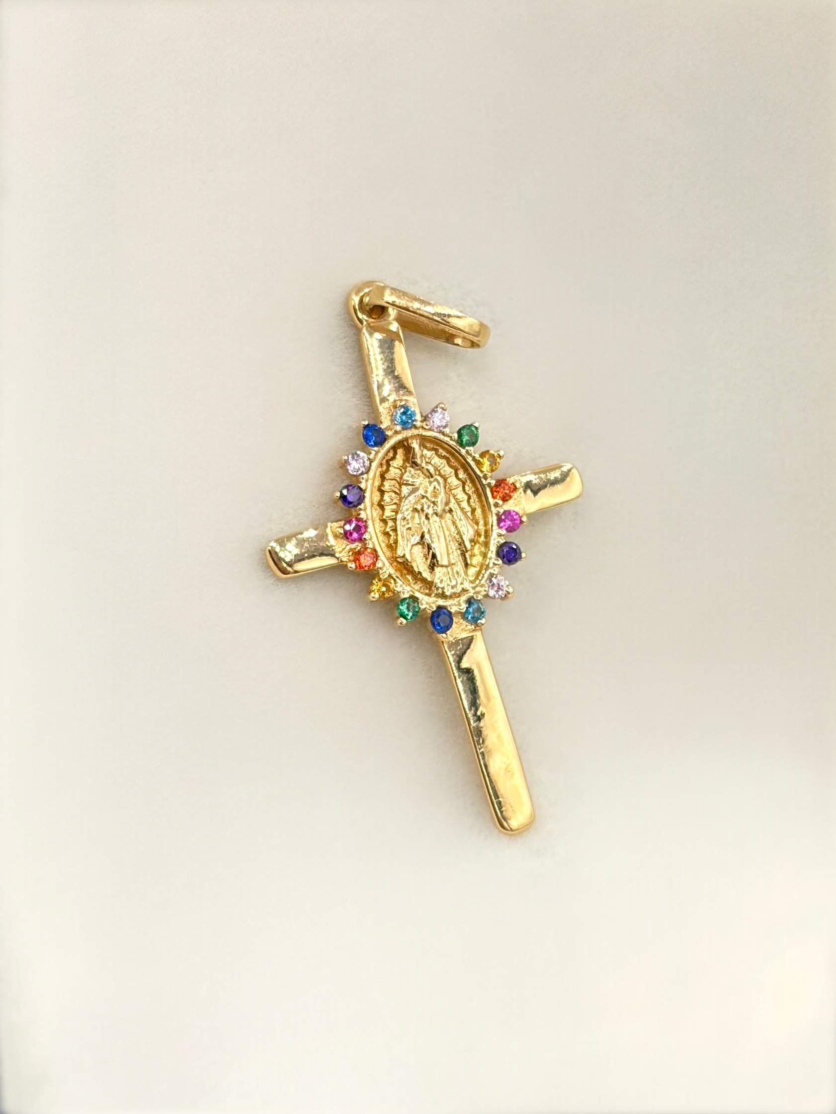 Dije cruz centro virgen circones de colores  Oro amarillo 18k 2,16 Gr / 3,5 Cm
