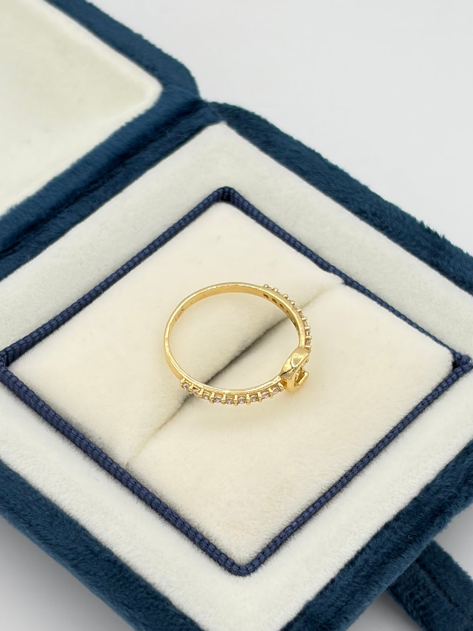 Anillo inicial C con circones  Oro amarillo 18k / Talla 6 / 1,59 Gr