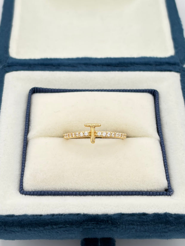 Anillo Inicial T con circones blancos  Oro amarillo 18k / Talla 6/2 / 1,51 Gr