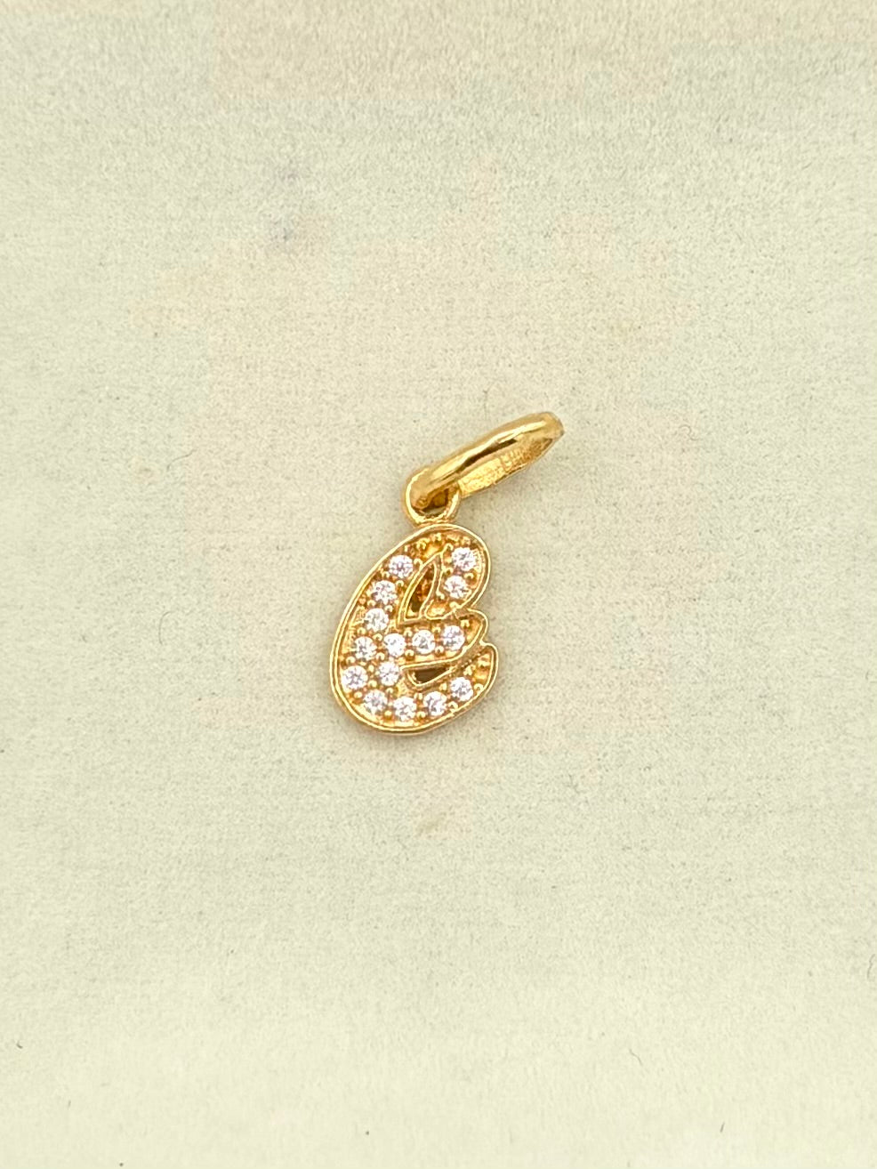 Dije Inicial E cursiva circones  Oro amarillo 18k 0,74 Gr / 0,7 mm
