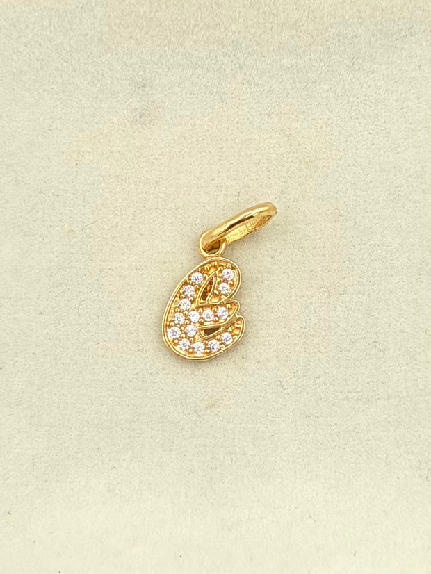 Dije Inicial E cursiva circones  Oro amarillo 18k 0,74 Gr / 0,7 mm