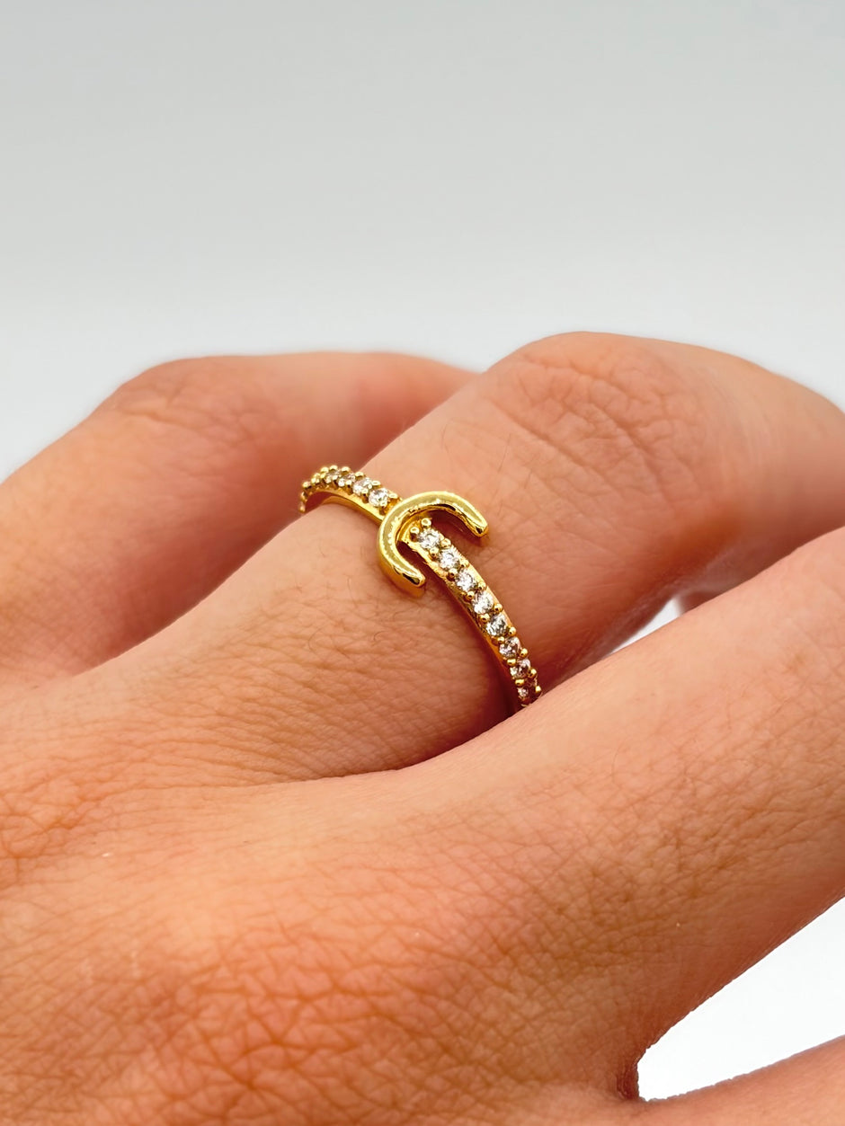 Anillo inicial C con circones  Oro amarillo 18k / Talla 6 / 1,59 Gr