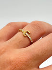Anillo inicial C con circones  Oro amarillo 18k / Talla 6 / 1,59 Gr