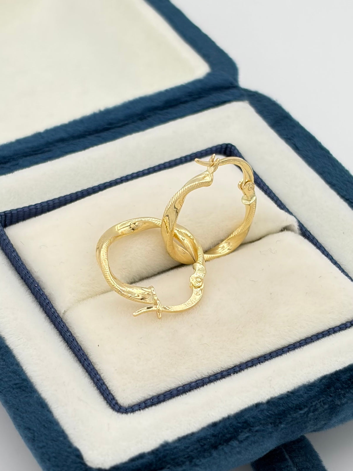 Candonga semi melcocha rayada Oro amarillo 18k 1,22 Gr / 1,6 Cm