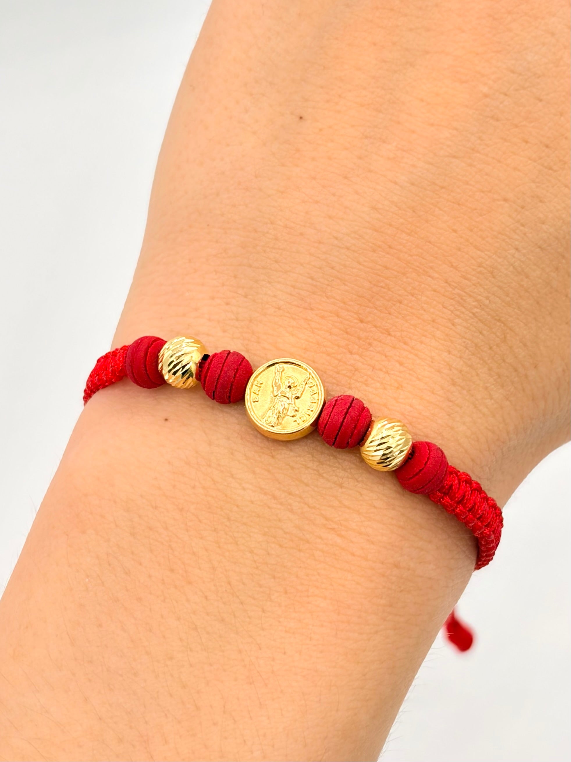 Pulsera tejida herraje san gabriel 2BD #6 hilo rojo Oro amarillo 18k 0,70 Gr