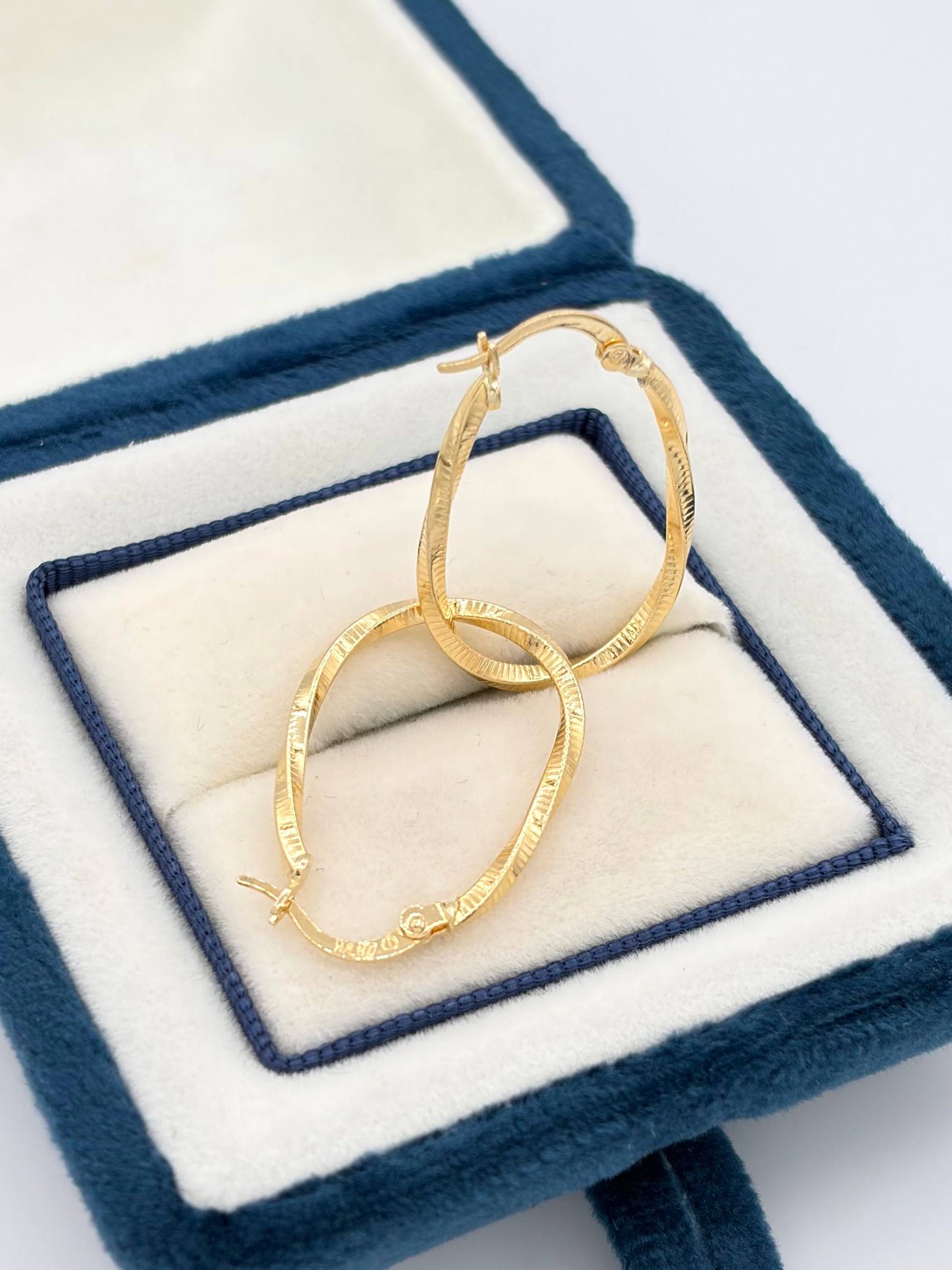 Candonga Ovalada  entorchada diamantada Oro amarillo 18k 1,37 Gr / 1,8 Cm