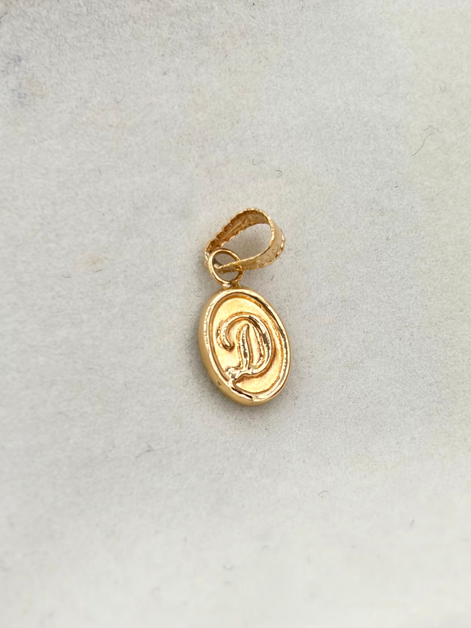 Dije Inicial cursiva D Oro amarillo 18k 0,37 Gr / 7 mm