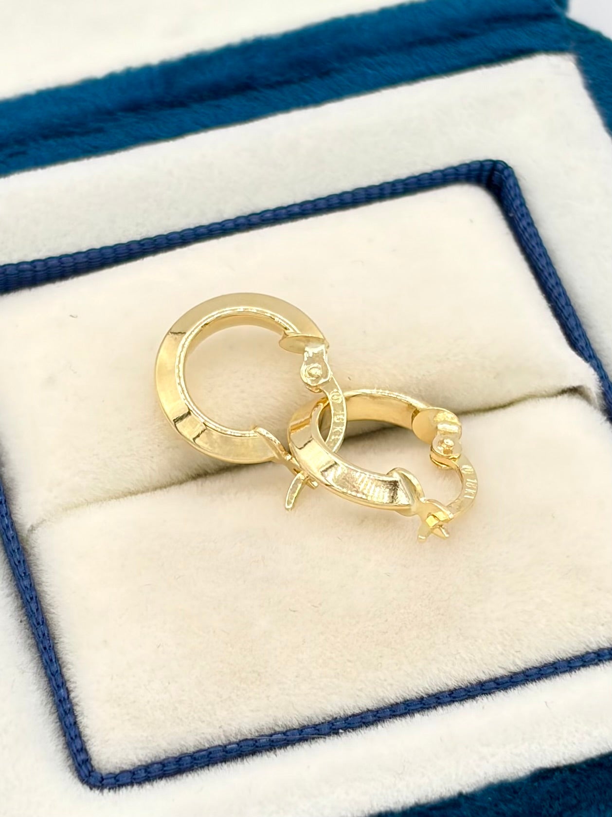 Candonga triangular mini lisa Oro amarillo 18k 1,17 Gr / 1,3 Cm