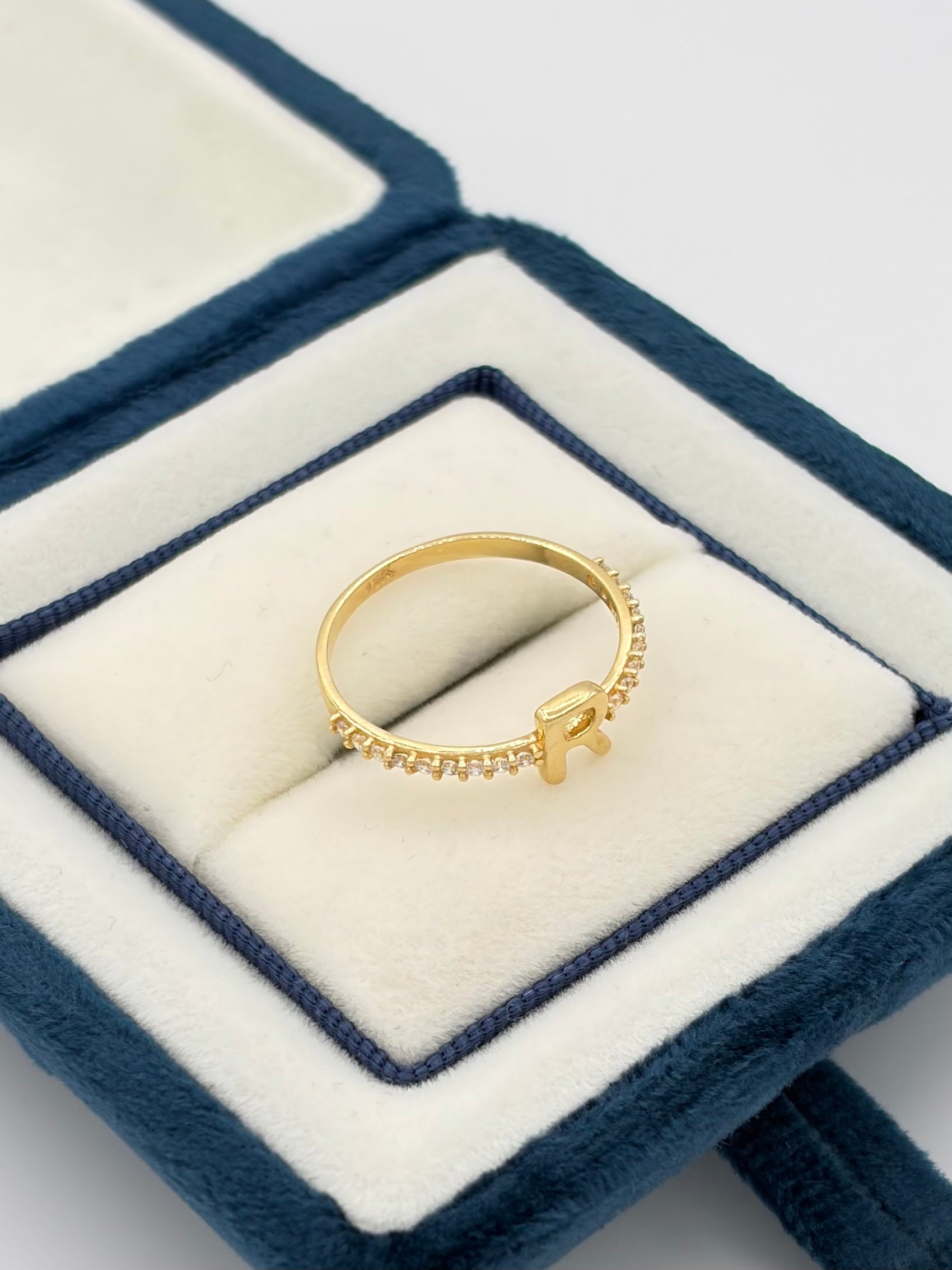 Anillo Inicial R con circones blancos  Oro amarillo 18k / Talla 7/2 / 1,63 Gr