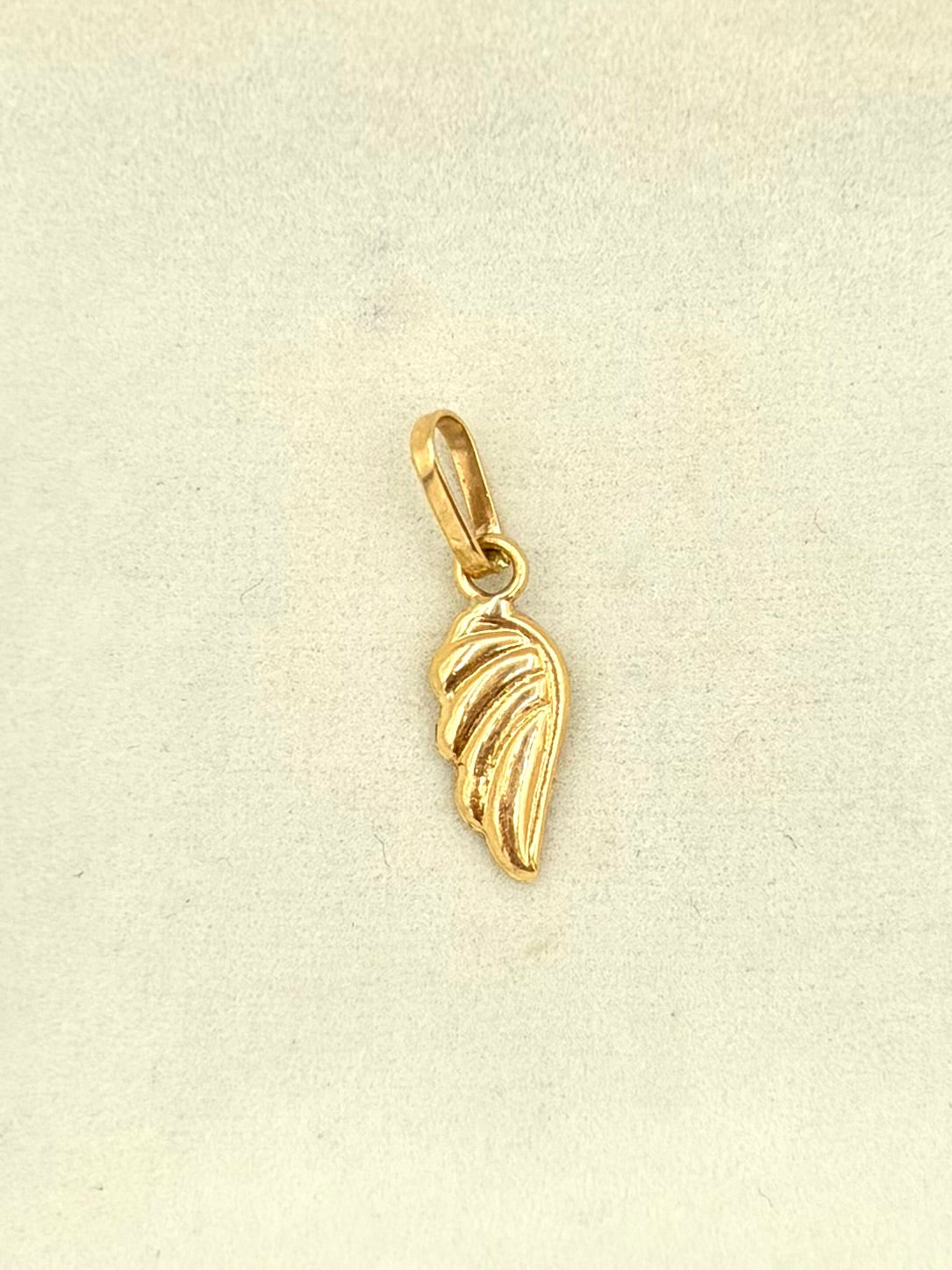 Dije Ala  Oro amarillo 18k 0,29 Gr / 5 mm