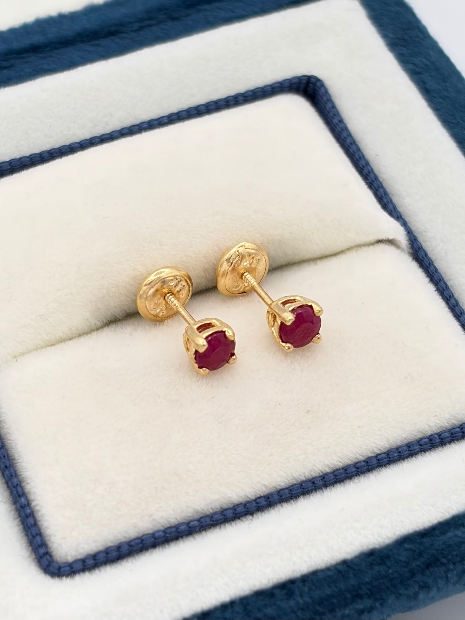 Topos rubi Oro amarillo 18k 0,83 Gr / 4 mm