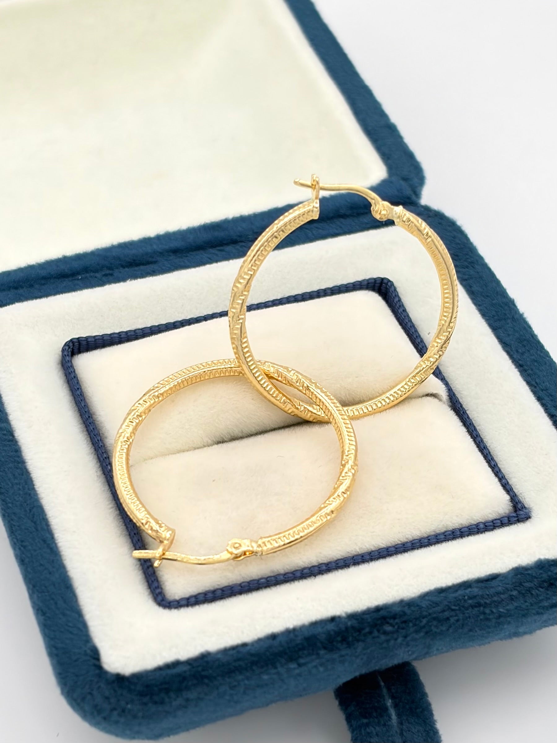 Candonga Semi entorchada diamantada Oro amarillo 18k 1,82 Gr / 2,9 Cm