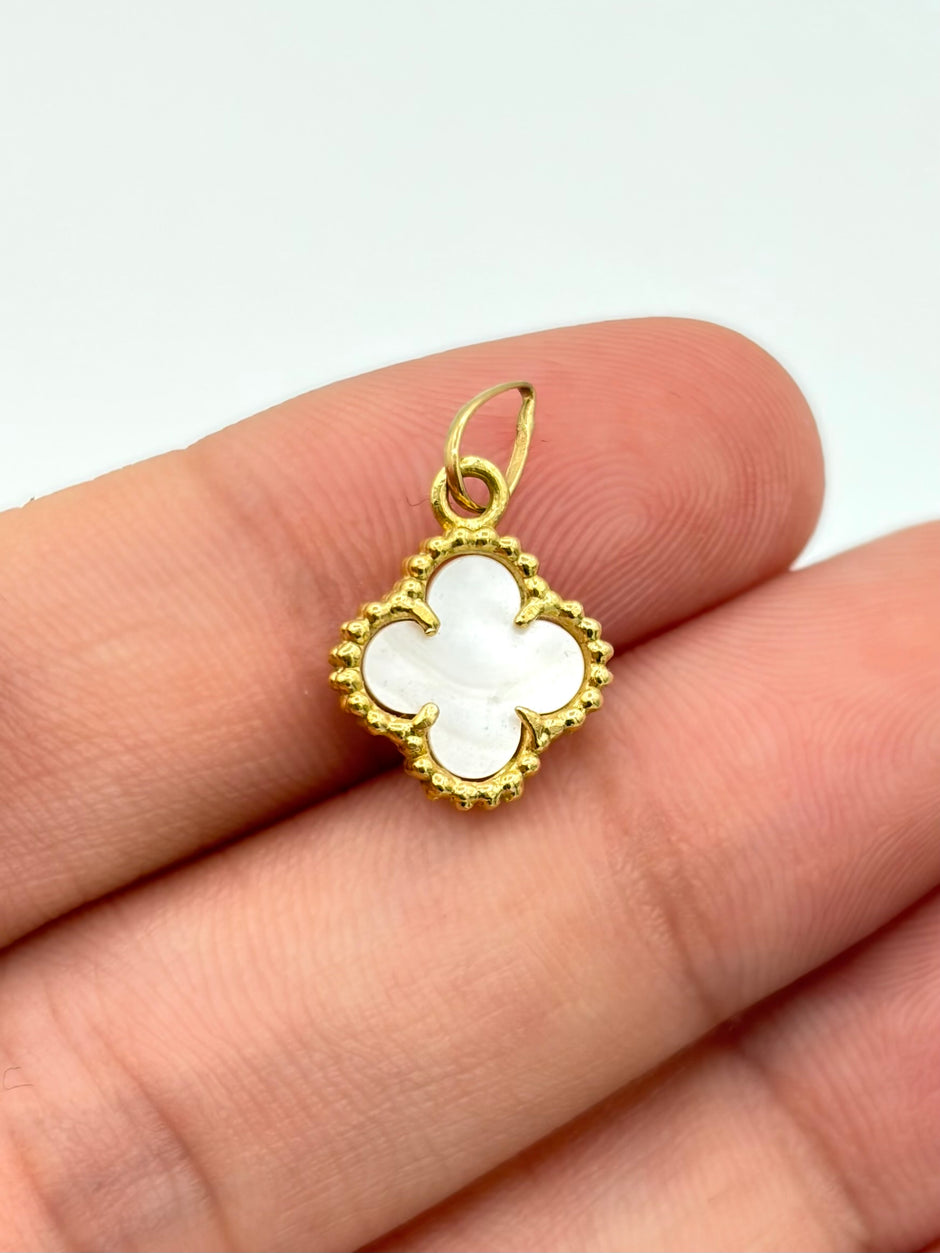 Dije Trebol blanco Oro amarillo 18k 1,19 Gr / 1 Cm