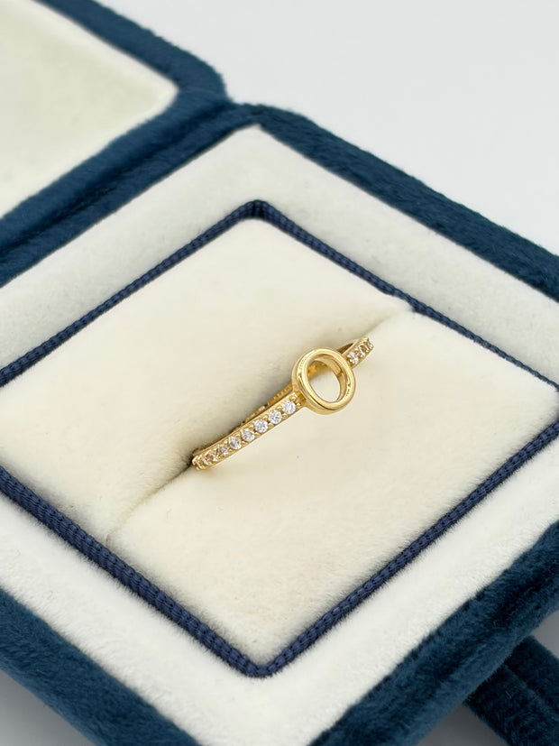 Anillo Inicial O con circones blancos  Oro amarillo 18k / Talla 7 / 1,46 Gr