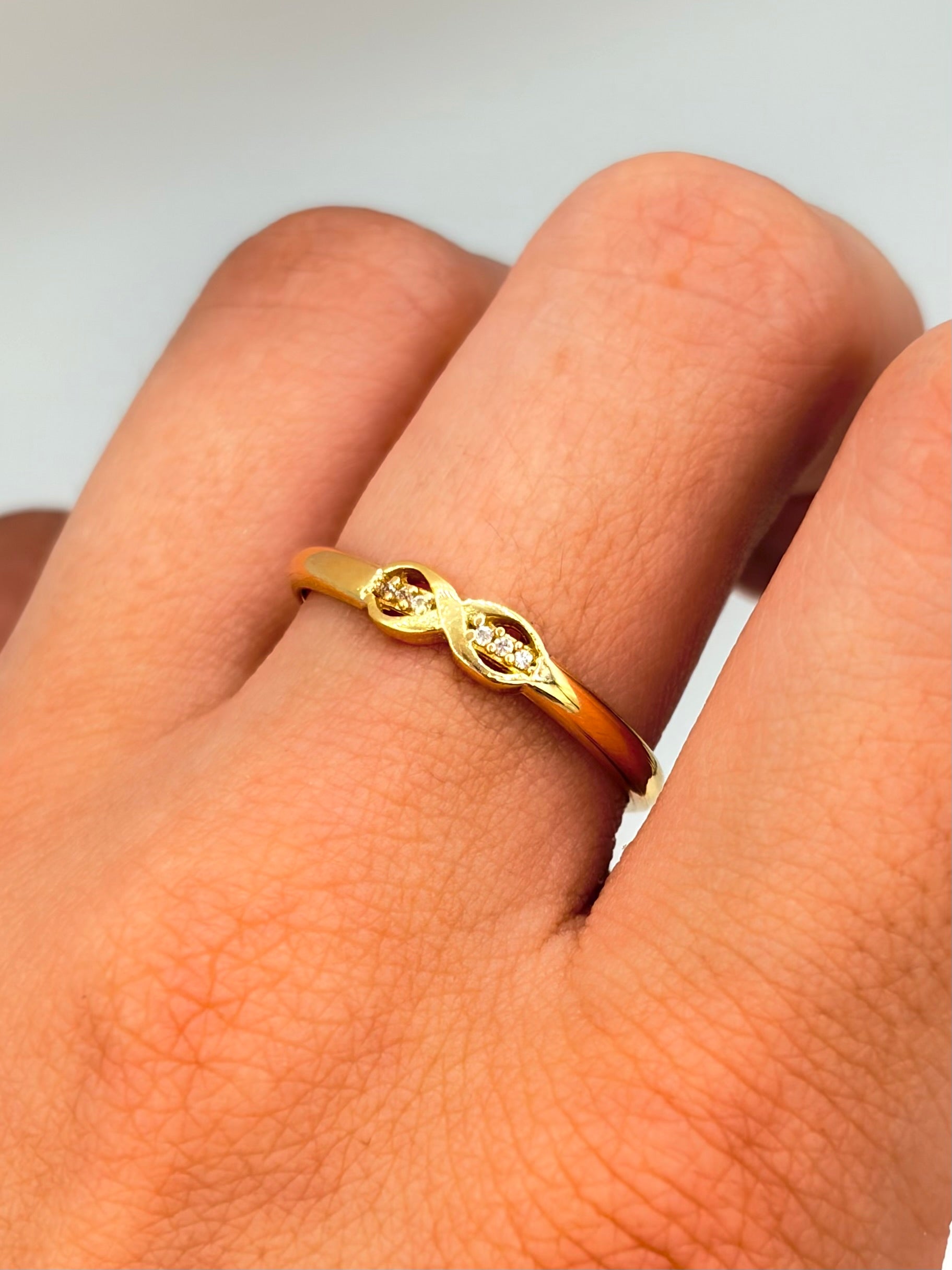 Anillo Infinito circones  Oro amarillo 18k / Talla 8 / 1,20 Gr