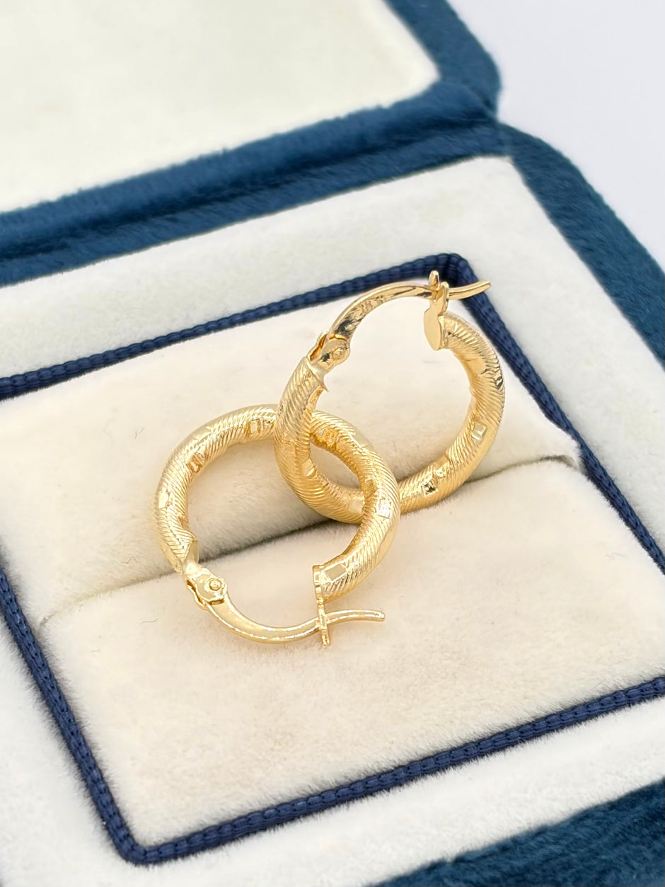 Candonga Semi diamantada  Oro amarillo 18k 1,65 Gr / 1,5 Cm