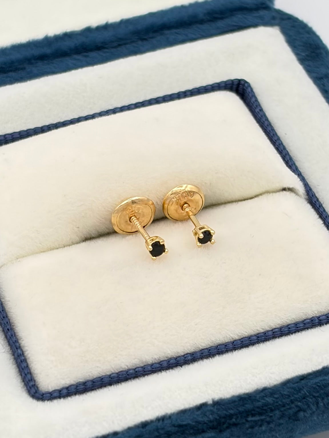 Topos circon negro Oro amarillo 18k 0,46 Gr / 2 mm