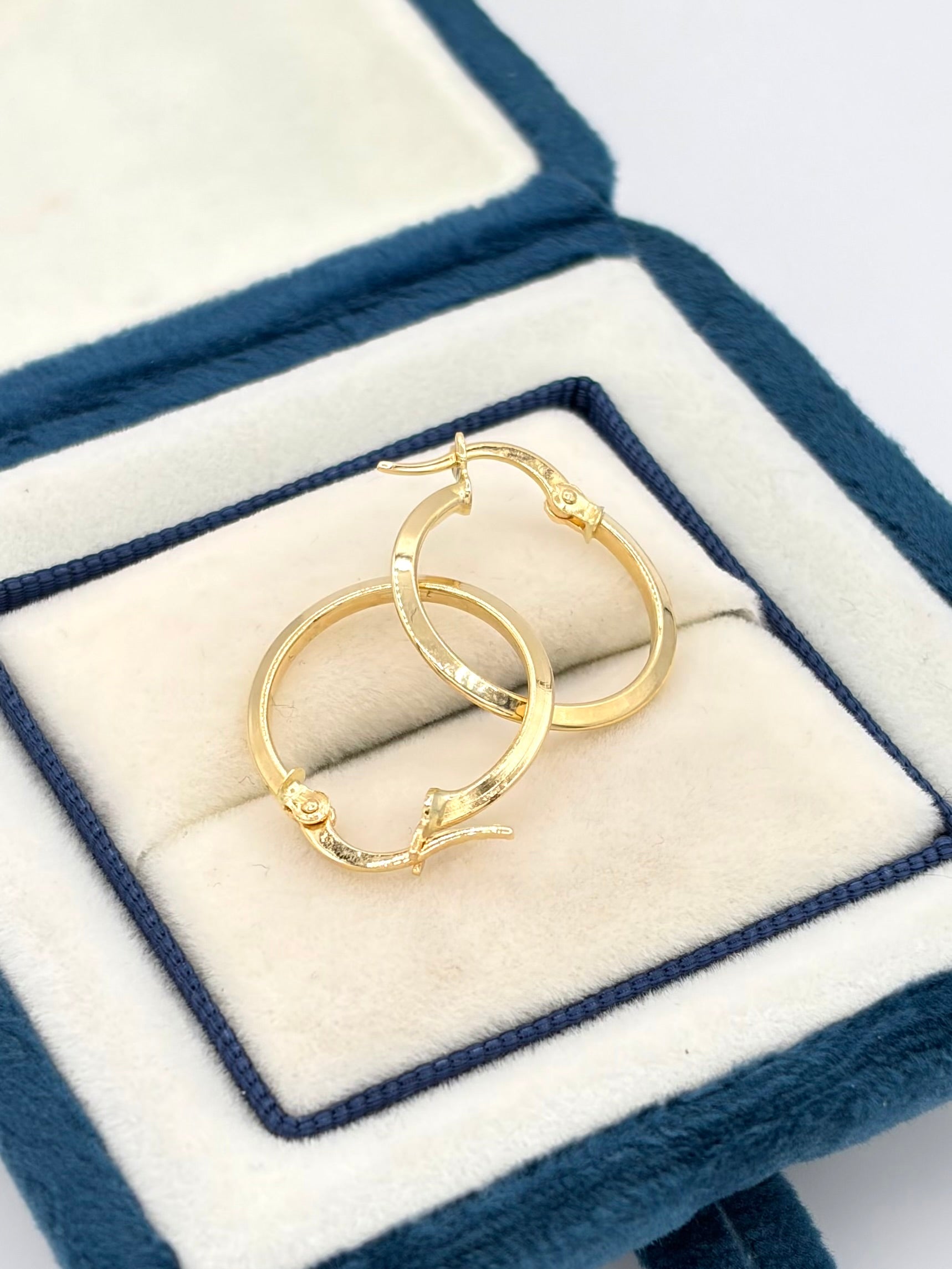 Candonga Triangulares lisas Oro amarillo 18k 1,10 Gr / 1,7 Cm